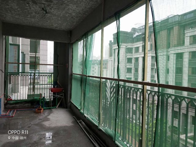 1施工前期做好安全防護工作，陽臺掛好防護網(wǎng) (2).jpg