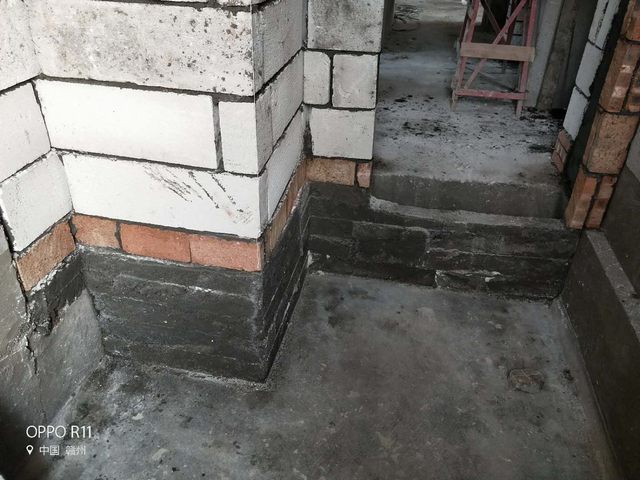 6廚房、衛(wèi)生間新砌墻體，澆筑混凝土地梁，讓墻體更受力，后期防水更有保障.jpg