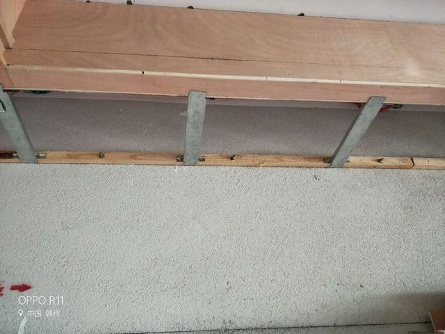 2墻面木方用膨脹螺絲加固，間距為80公分內(nèi)，增加吊頂?shù)睦喂绦?jpg