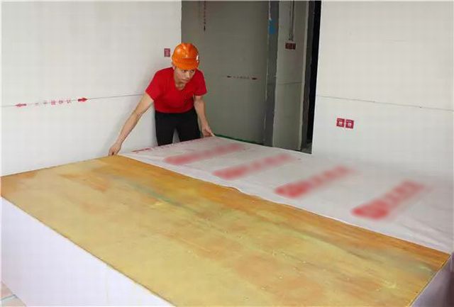 9現(xiàn)場制作柜體背板做好防潮棉，邊上伸出8公分為宜.jpg