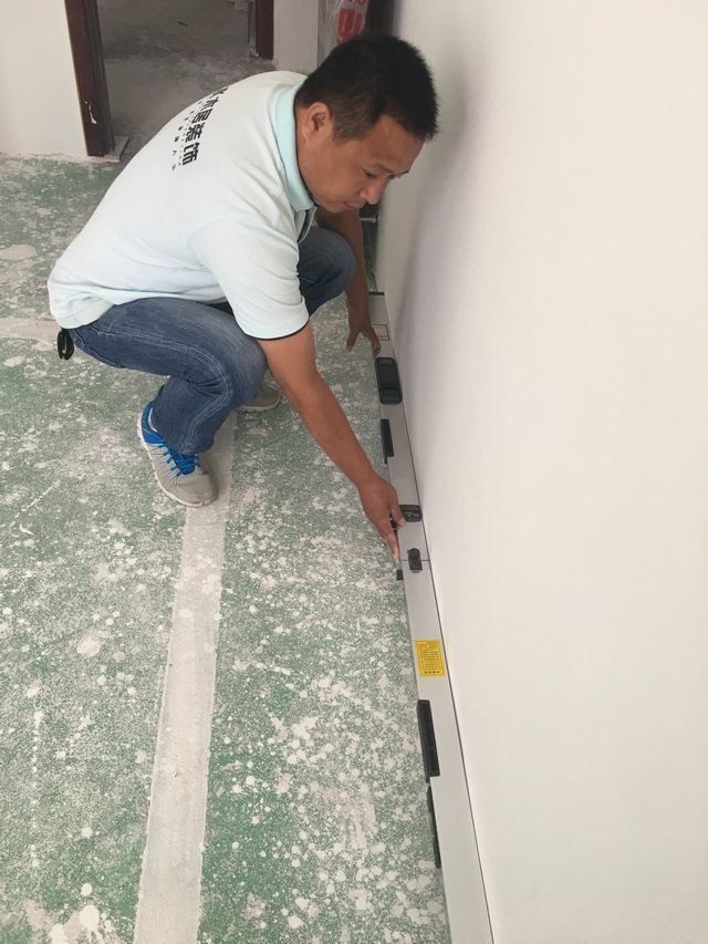 10墻面刮完灰打完磨，用靠尺檢測踢腳線位的平整度.jpg