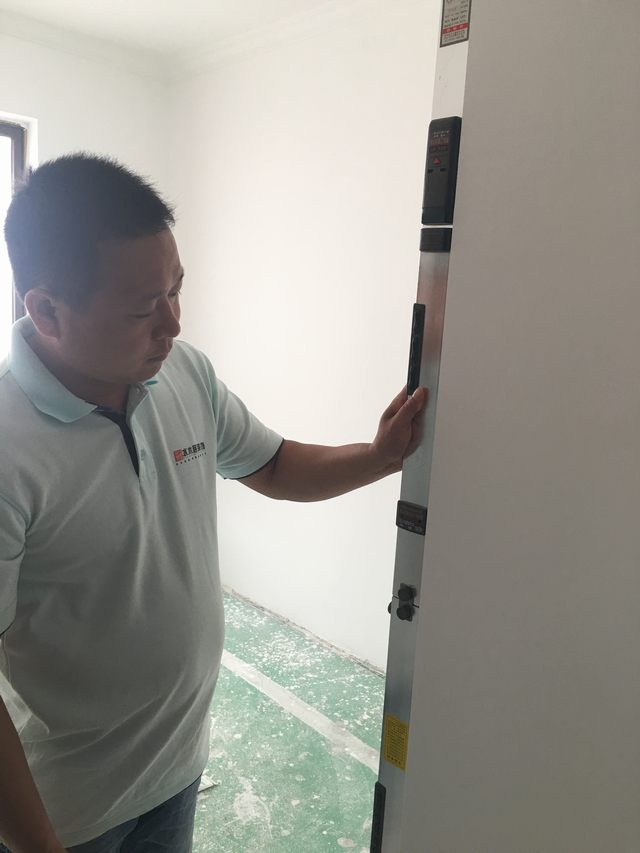 11墻面刮完灰打完磨，用靠尺檢測陽角的垂直度.jpg