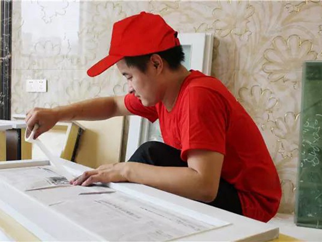 1裝好的拉手、導(dǎo)軌、煙斗鉸、門鎖等五金件全部缷下并統(tǒng)一做好標(biāo)識包裝保管好。安裝好的玻璃雙面都必須保護(hù)好.jpg