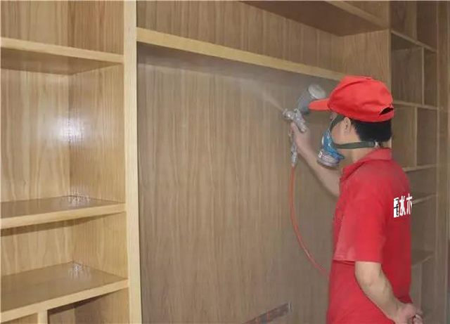 8噴槍距作業(yè)面為35-40mm左右，不能飛槍噴， 更不能貼面噴，霧化要均勻一致，不流掛.jpg