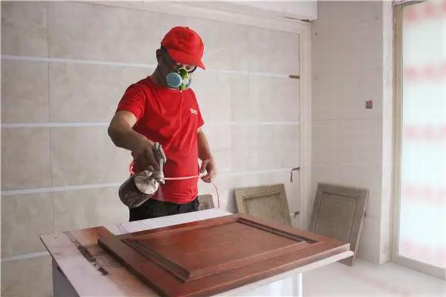 13噴槍距作業(yè)面為35-40mm左右，不能飛槍噴，更不能貼面噴，霧化要均勻一致，不流掛。第一遍干后再噴第二遍.jpg