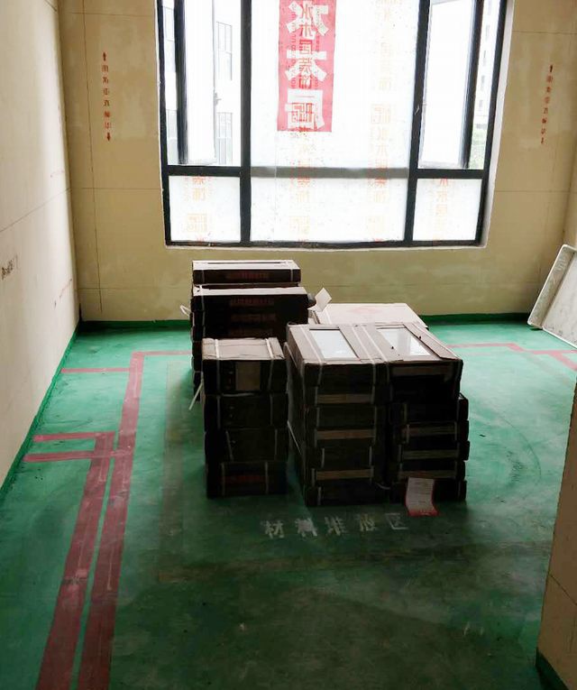 14房間做好地坪漆，設(shè)置好材料，垃圾，攪拌區(qū)域位置.jpg